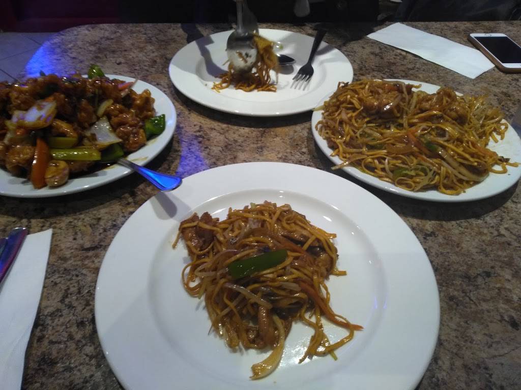 Golden Lobsters Chinese Hakka and Seafood Restaurant | restaurant | 2300 Lawrence Ave E Unit 11, Scarborough, ON M1P 2R3, Canada | 4167921888 OR +1 416-792-1888