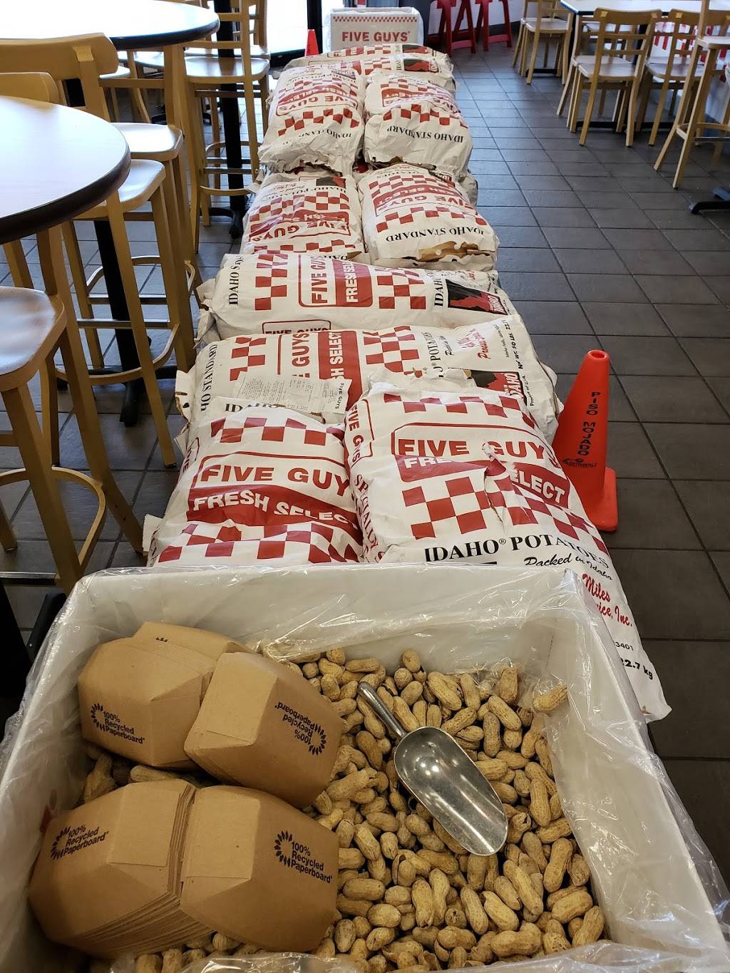 Five Guys | meal takeaway | 136 Lantana Dr, Hockessin, DE 19707, USA | 3022391250 OR +1 302-239-1250