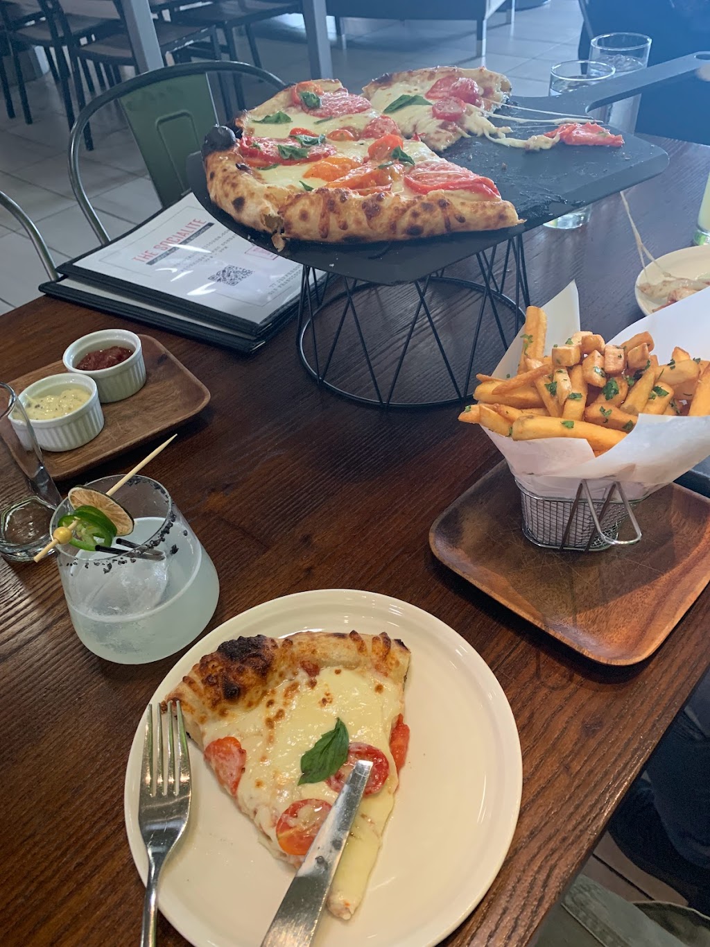 The Socialite Crafthouse & Kitchen | restaurant | 77 Jefferson St, San Francisco, CA 94133, USA | 4156553856 OR +1 415-655-3856