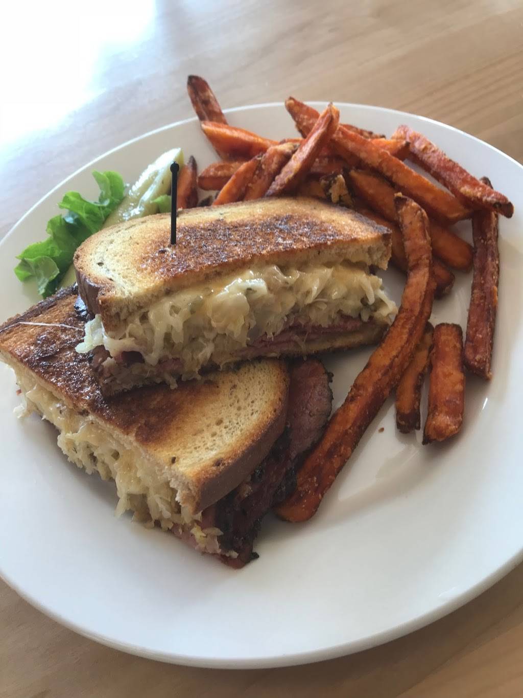 Highland Corner Grill | restaurant | 2424 University Ave, Madison, WI 53726, USA | 6082338778 OR +1 608-233-8778