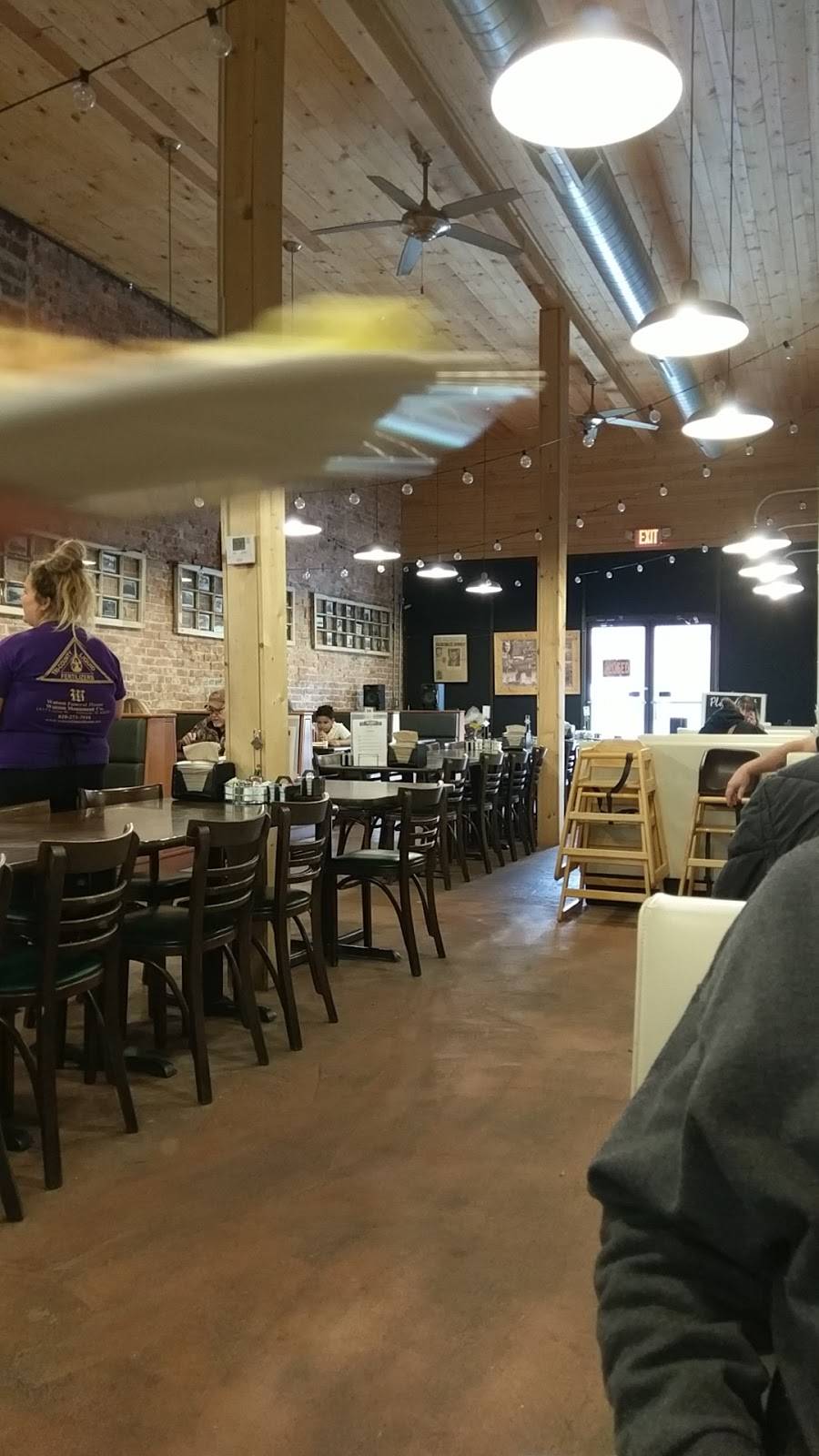 The Burg Cafe | restaurant | 9 E Poplar St, Harrisburg, IL 62946, USA | 6182529097 OR +1 618-252-9097