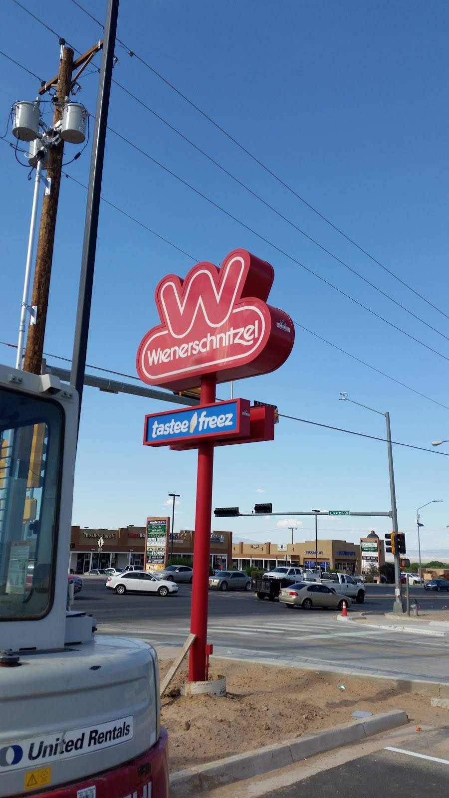 wienerschnitzel | restaurant | 1433 Main St SW, Los Lunas, NM 87031, USA | 5055652213 OR +1 505-565-2213