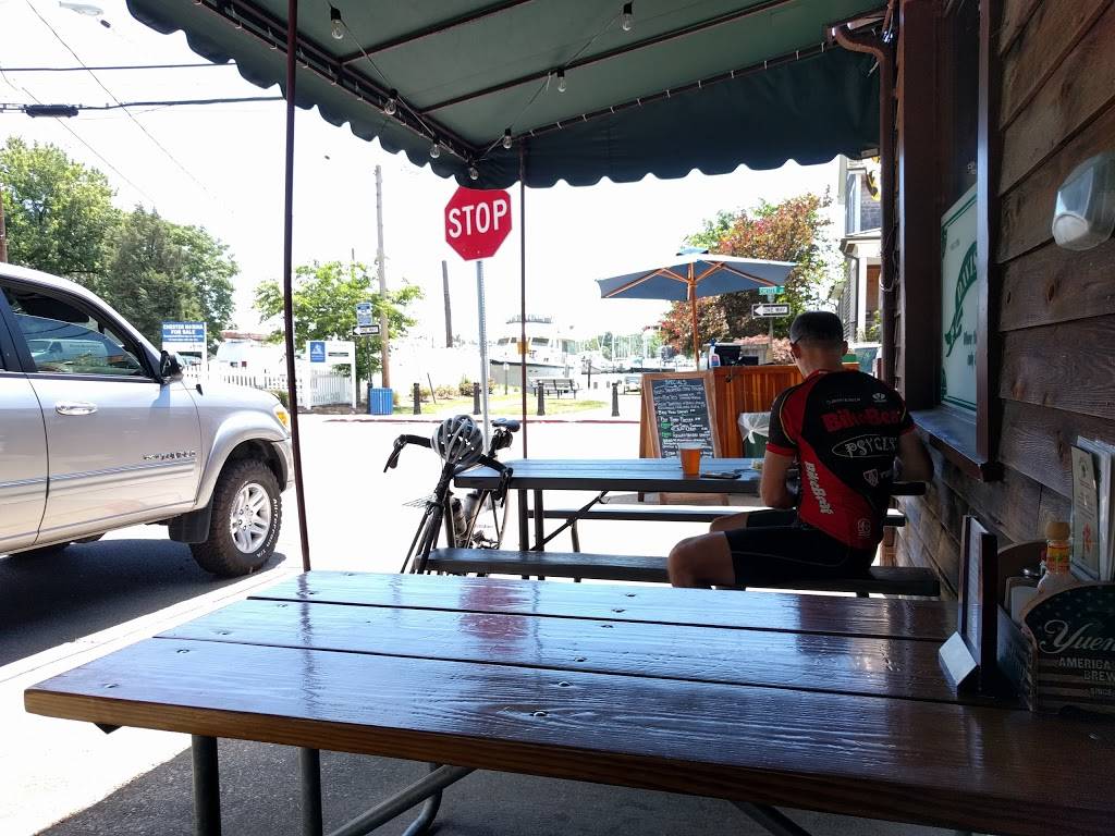 Davis Pub | restaurant | 400 Chester Ave, Annapolis, MD 21403, USA | 4102687432 OR +1 410-268-7432