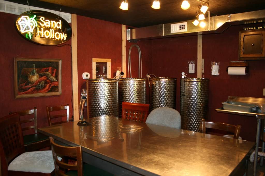 Sand Hollow Winery | restaurant | 12558 Sand Hollow Rd SE, Heath, OH 43056, USA | 7403233959 OR +1 740-323-3959