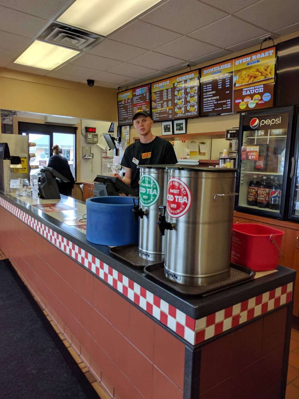 Lees Famous Recipe Chicken | restaurant | 200 Whitehall Rd, Muskegon, MI 49445, USA | 2317449592 OR +1 231-744-9592