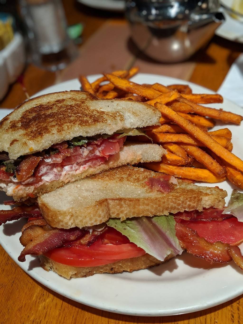 The Tombs | restaurant | 1226 36th St NW, Washington, DC 20007, USA | 2023376668 OR +1 202-337-6668