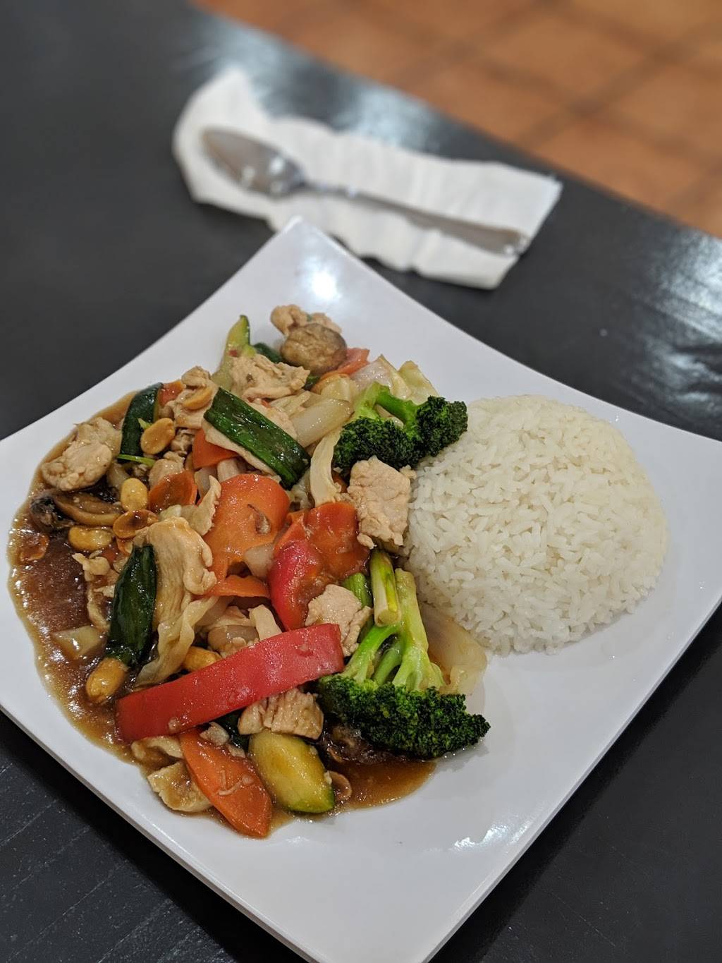 Le-Le M.L.K Restaurant | restaurant | 1012 M.L.K. Jr Way, Tacoma, WA 98405, USA | 2535729491 OR +1 253-572-9491