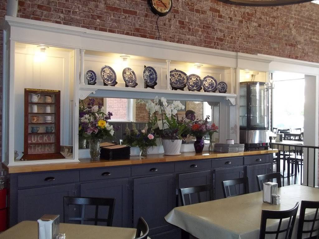 Breeces Cafe | cafe | 111 S Public Square, Centerville, TN 37033, USA | 9317293481 OR +1 931-729-3481