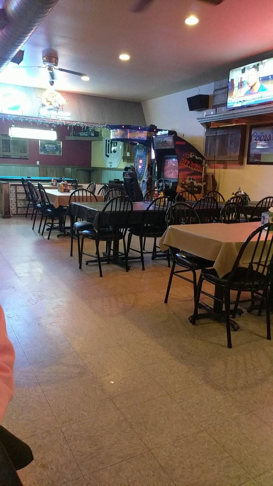 Billy Bobs - Under the Water Tower | restaurant | 105 E Broadway St, Ogden, IL 61859, USA | 2175822277 OR +1 217-582-2277