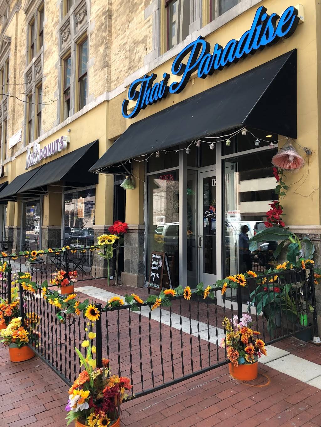 Thai Paradise | restaurant | 137 W Market St, Indianapolis, IN 46204, USA | 3178228382 OR +1 317-822-8382