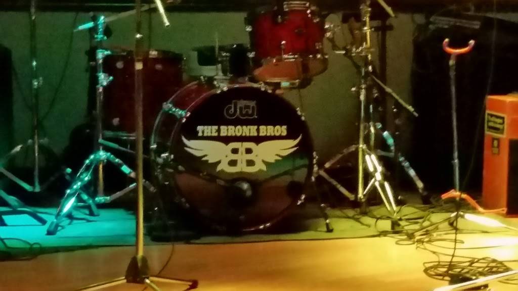 Nob Hill Bar & Grill | restaurant | 4218 S Sprinkle Rd, Kalamazoo, MI 49001, USA | 2693492965 OR +1 269-349-2965