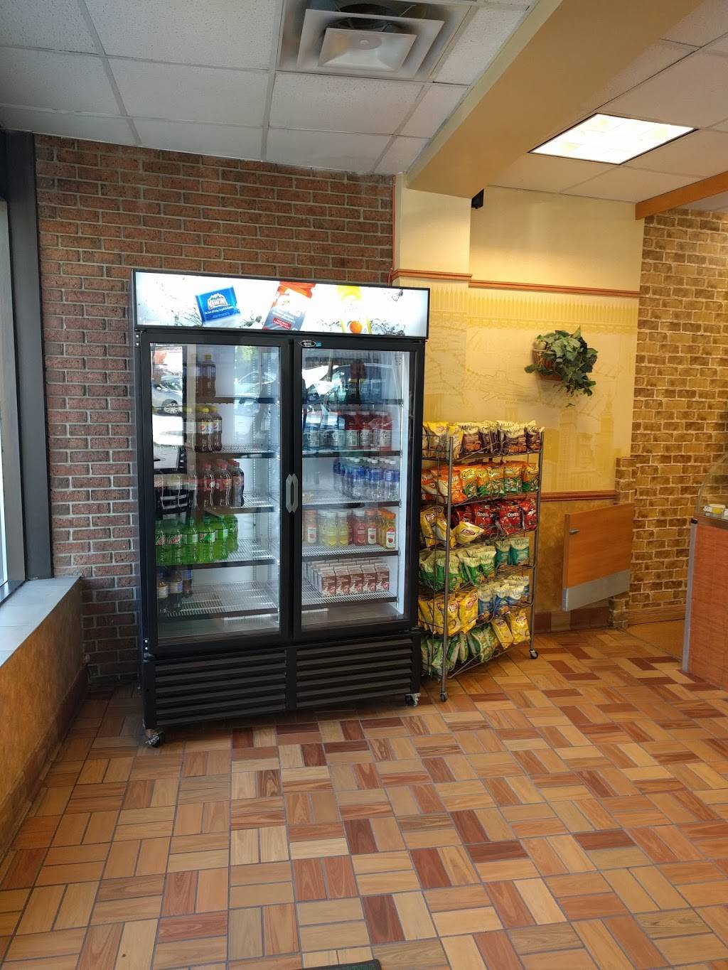 Subway | restaurant | 2378 Lake Shore Blvd W, Etobicoke, ON M8V 2L4, Canada | 4162559535 OR +1 416-255-9535