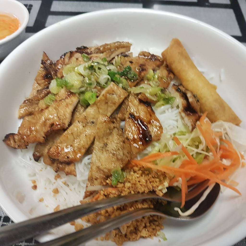 Mr Pho Vietnamese Restaurant | restaurant | 1861 Robertson Rd, Nepean, ON K2H 9N5, Canada | 6138299015 OR +1 613-829-9015