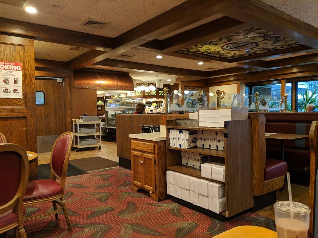 Royal Oak Diner | restaurant | 900 Station Rd, Bellport, NY 11713, USA | 6312865757 OR +1 631-286-5757