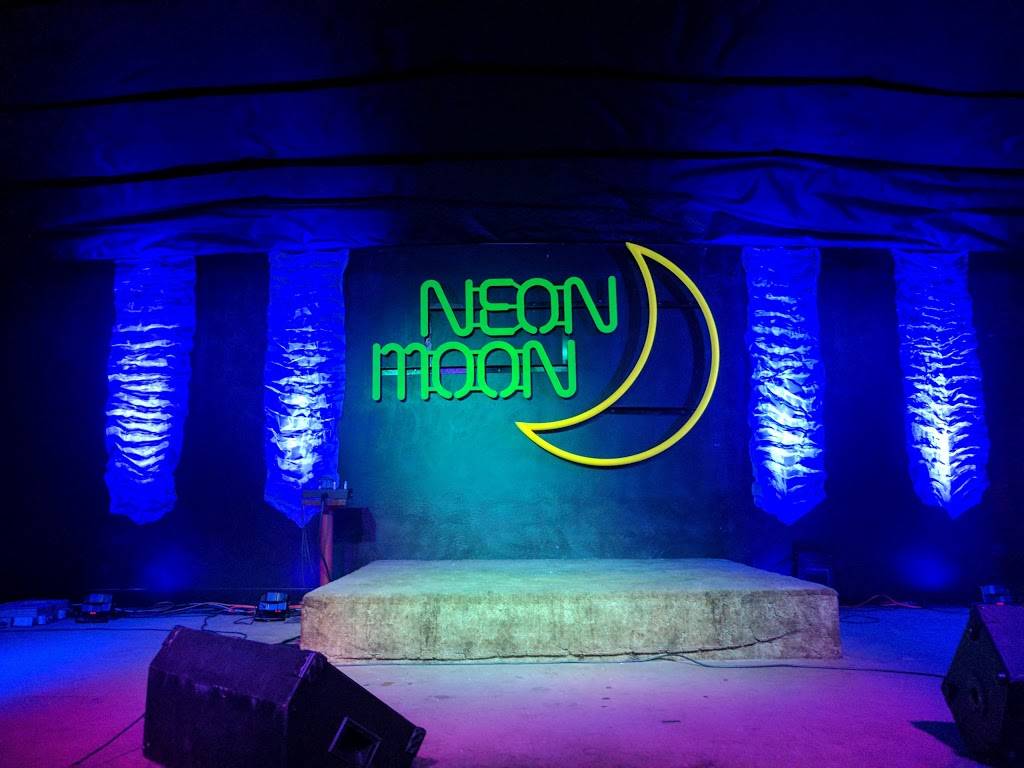 Neon Moon Restaurant and Social Club | restaurant | 4672 TX-154, Yantis, TX 75497, USA | 9033837008 OR +1 903-383-7008
