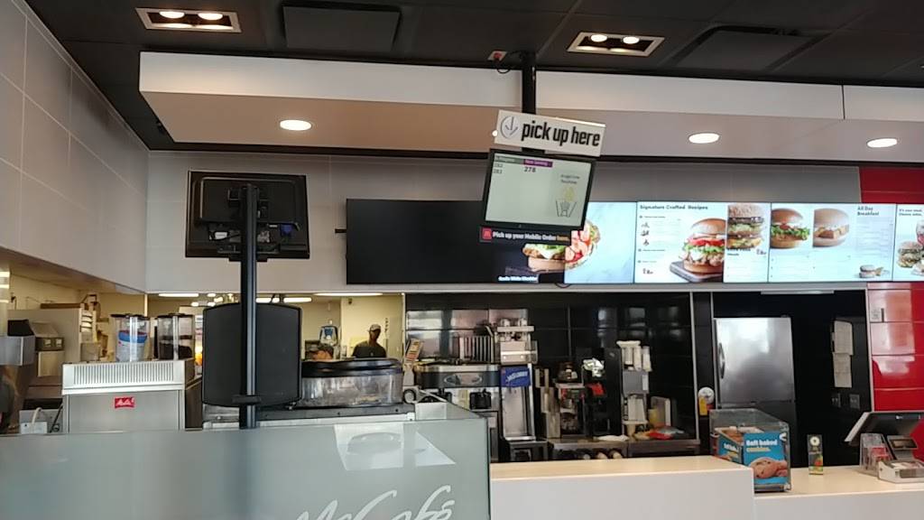 McDonalds | cafe | 610 33rd Ave SW, Cedar Rapids, IA 52404, USA | 3193646790 OR +1 319-364-6790