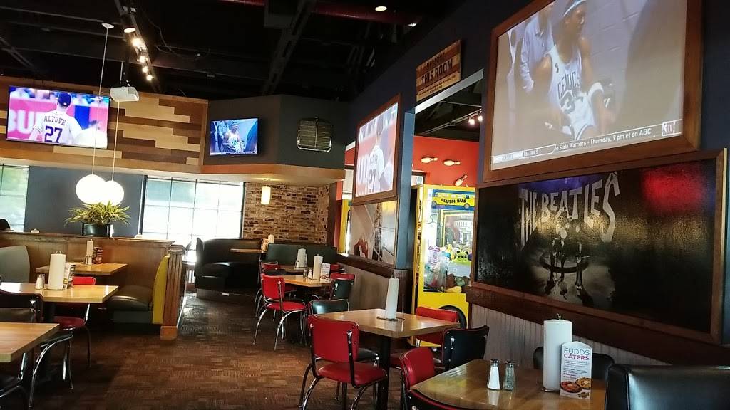 Fuddruckers | restaurant | 10500 Town and Country Way, Houston, TX 77024, USA | 7137227440 OR +1 713-722-7440