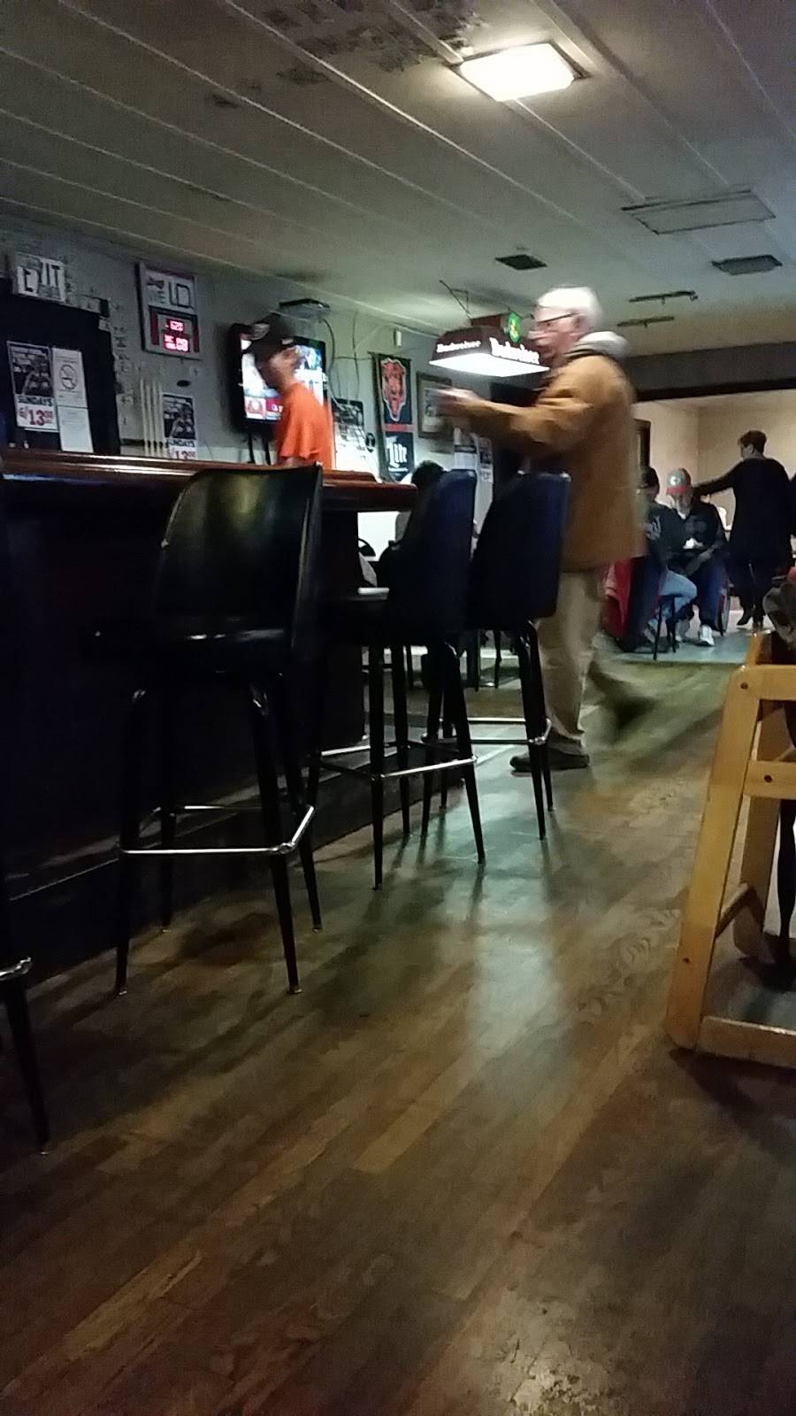 Burtons Tap | restaurant | 110 W Taylorville Rd, Taylorville, IL 62568, USA | 2178243313 OR +1 217-824-3313