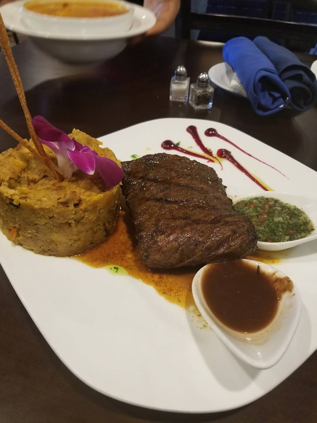 Blue Lounge & Grill | restaurant | 2 Amesbury St, Lawrence, MA 01840, USA | 9782589396 OR +1 978-258-9396