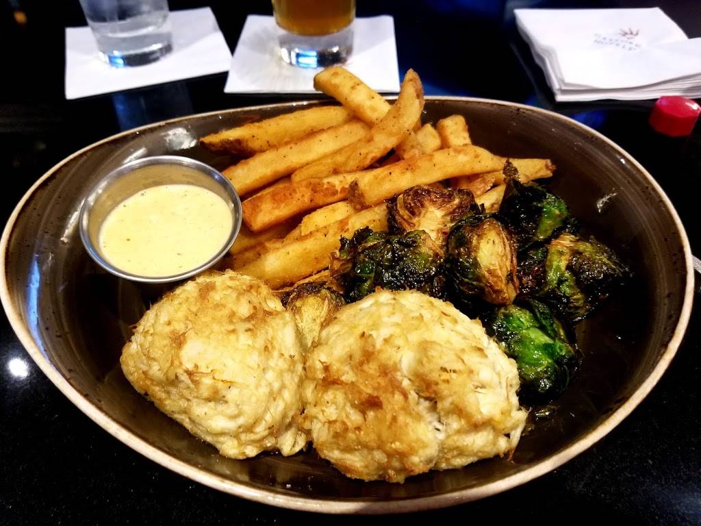 National Pastime Sports Bar & Grill | restaurant | 201 Waterfront St, Oxon Hill, MD 20745, USA | 3019654000 OR +1 301-965-4000