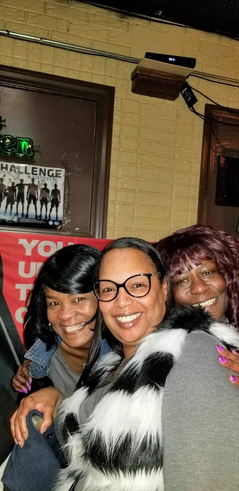 Double Deuce Sports Bar & Grill | restaurant | 2529 W Broadway, Louisville, KY 40211, USA | 5023985308 OR +1 502-398-5308