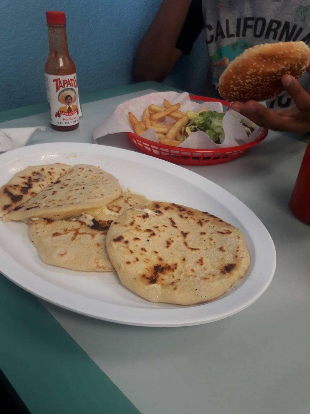 El Salvador Restaurant | restaurant | 481 W Visalia Rd, Farmersville, CA 93223, USA | 5597472207 OR +1 559-747-2207