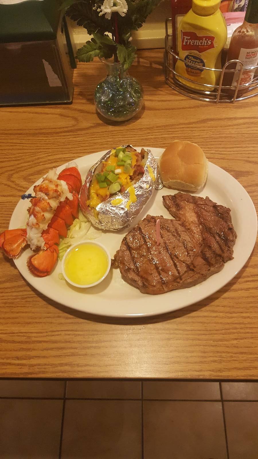 Billy Bobs - Under the Water Tower | restaurant | 105 E Broadway St, Ogden, IL 61859, USA | 2175822277 OR +1 217-582-2277