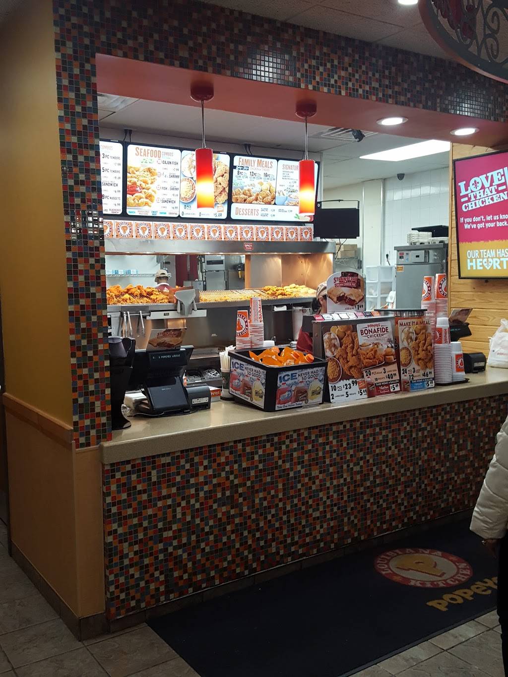 Popeyes Louisiana Kitchen | restaurant | 237 Market St, Paterson, NJ 07505, USA | 9732471918 OR +1 973-247-1918