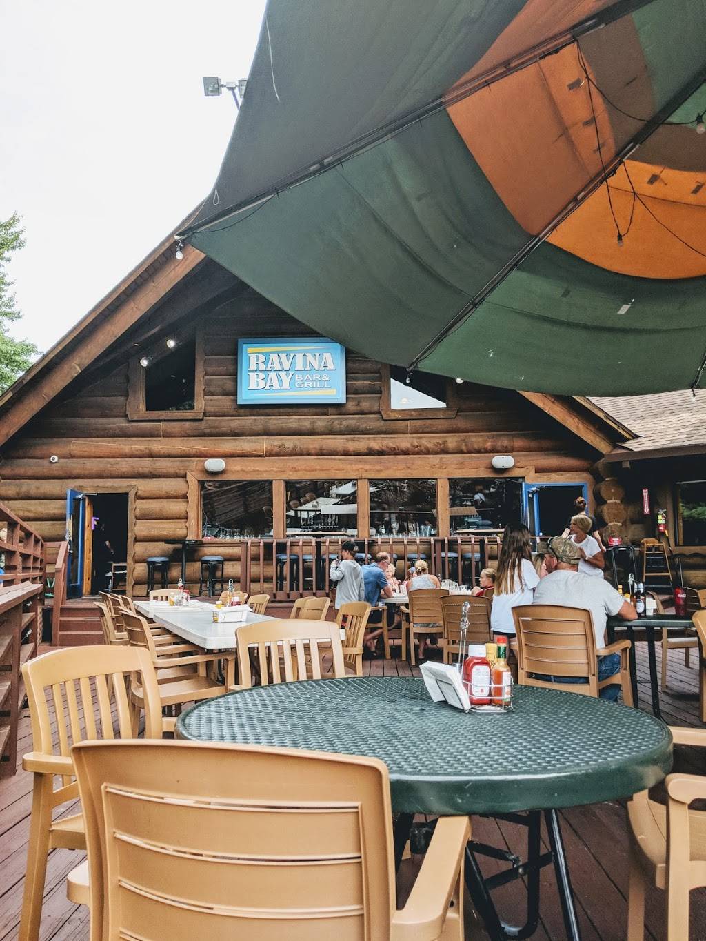 Ravina Bay Bar & Grill | restaurant | 231 E Durkee St, Wisconsin Dells, WI 53965, USA | 6086782226 OR +1 608-678-2226