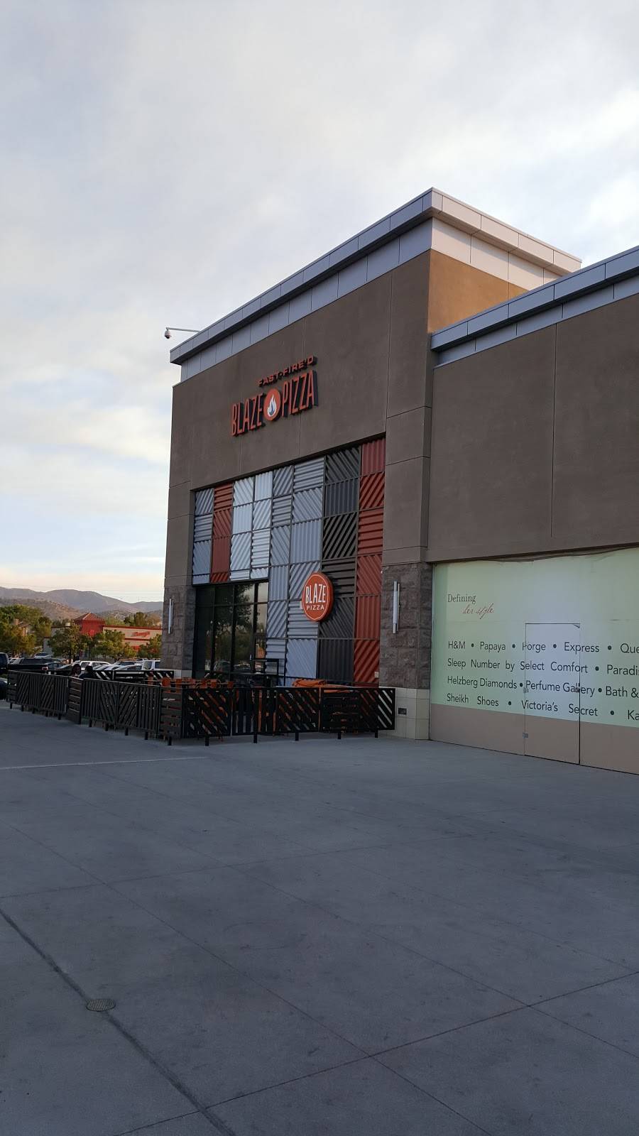 Blaze Pizza | meal takeaway | 1301 W Rancho Vista Blvd, Palmdale, CA 93551, USA | 6614630293 OR +1 661-463-0293
