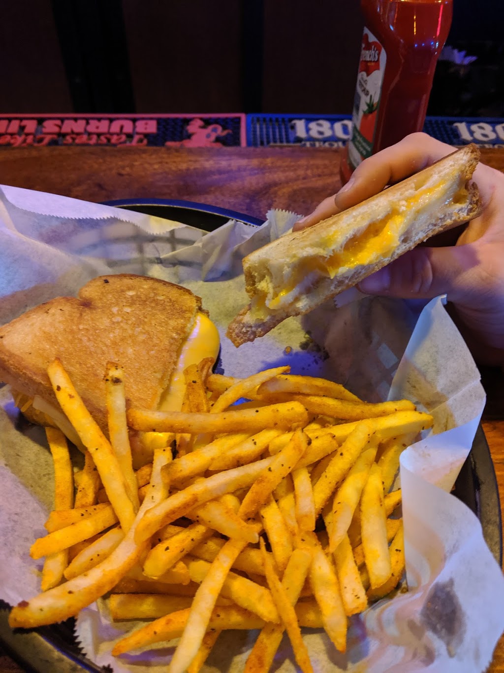 The Half Moon Bar and Grill | restaurant | 714 S Lewis Blvd, Sioux City, IA 51106, USA | 7125748820 OR +1 712-574-8820