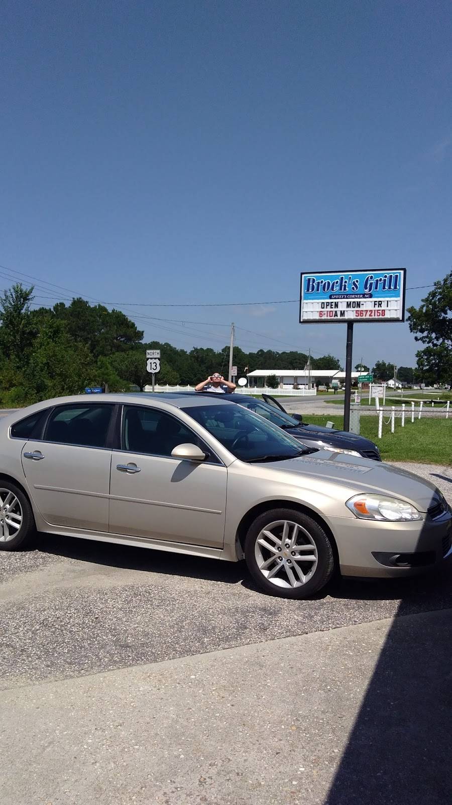 Brocks Grocery & Grill | restaurant | 8353 Newton Grove Hwy, Dunn, NC 28334, USA | 9105672158 OR +1 910-567-2158