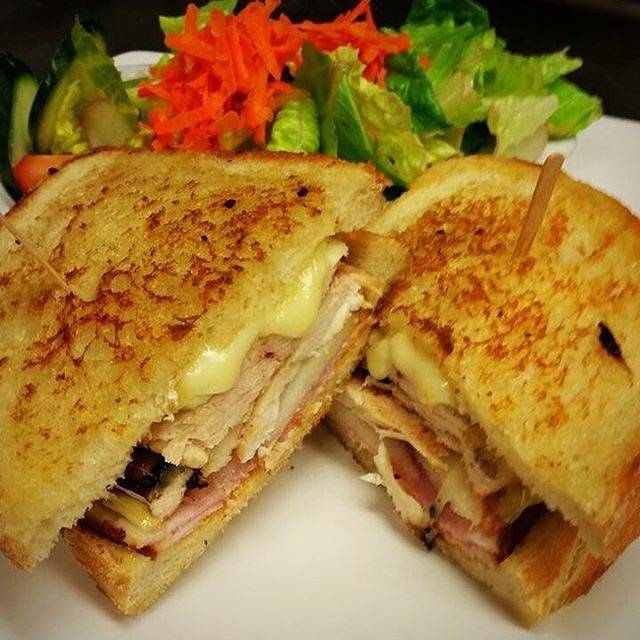 The Feathery Pub | restaurant | 420 Vansickle Rd, St. Catharines, ON L2R 6P9, Canada | 9056873553 OR +1 905-687-3553