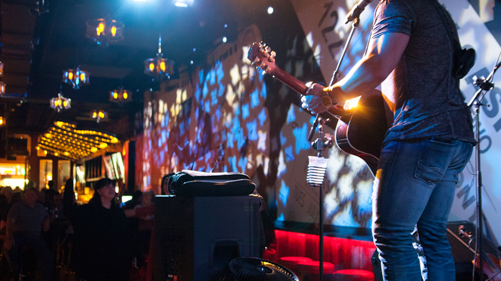 Famous Saloon | restaurant | 110 2nd Ave N, Nashville, TN 37201, USA | 6159335000 OR +1 615-933-5000