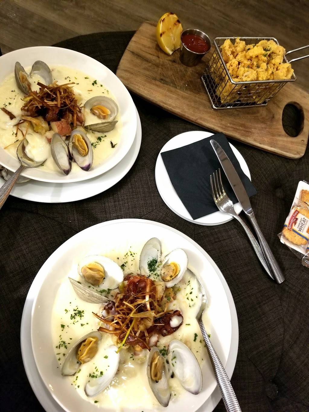 Salt Water Harborside Dining | restaurant | 49 Americas Cup Ave, Newport, RI 02840, USA | 4018483303 OR +1 401-848-3303