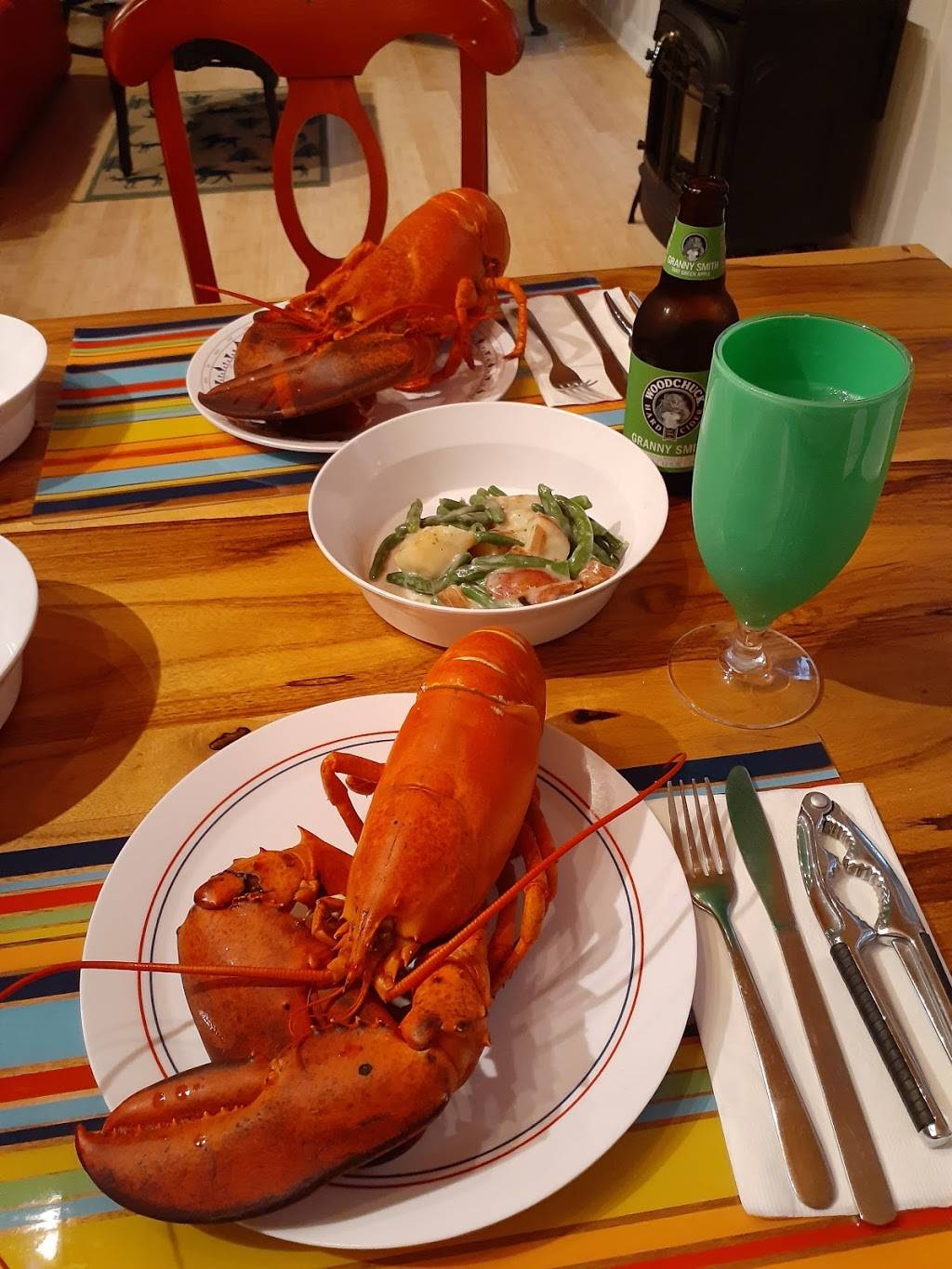 Hodgdons Seafood | restaurant | 1065 Tremont Rd, Seal Cove, ME 04674, USA | 2076692343 OR +1 207-669-2343