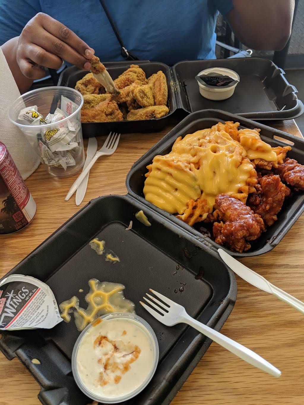 Wings Over Farmingdale‎ | restaurant | 221 Main St, Farmingdale, NY 11735, USA | 5167569464 OR +1 516-756-9464