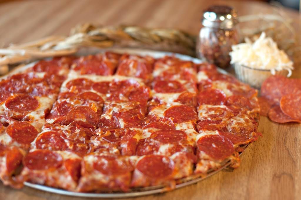 Buds Pizza | restaurant | 6 S Main St, Minster, OH 45865, USA | 4196283518 OR +1 419-628-3518