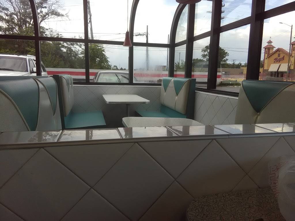 Legends Coney Island | restaurant | 5805 Mt Elliott St, Detroit, MI 48211, USA | 3135714777 OR +1 313-571-4777