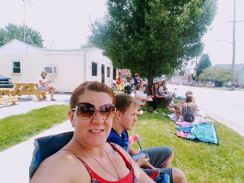 Hometown Pizza Shoppe | restaurant | 204 N Main St, Walton, IN 46994, USA | 5746262333 OR +1 574-626-2333