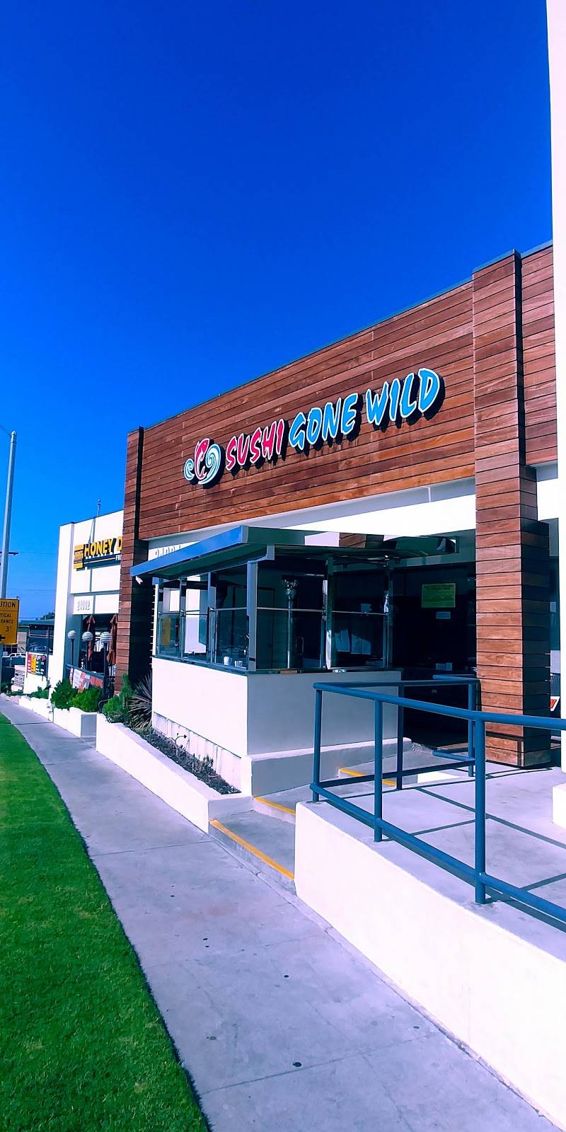 Sushi Gone Wild | restaurant | 24004 Vista Montana, Torrance, CA 90505, USA | 3103730706 OR +1 310-373-0706