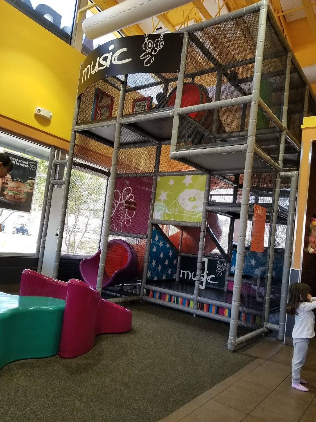 McDonalds | cafe | 901 N Resler Dr, El Paso, TX 79912, USA | 9155818132 OR +1 915-581-8132