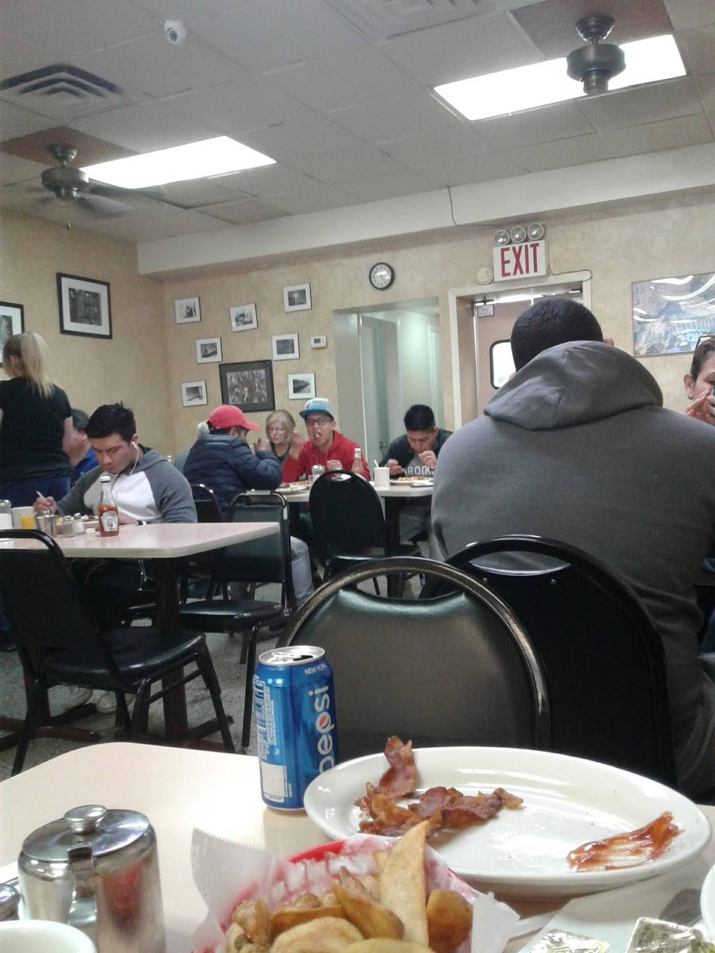 Columbus Deli | restaurant | 6610 18th Ave, Brooklyn, NY 11204, USA | 7182368623 OR +1 718-236-8623