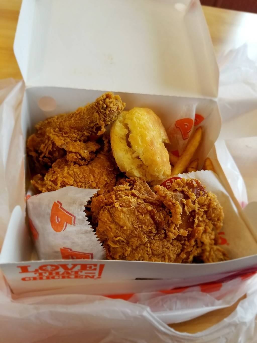 Popeyes Louisiana Kitchen | restaurant | 13959 Woodward Ave, Highland Park, MI 48203, USA | 3138658579 OR +1 313-865-8579