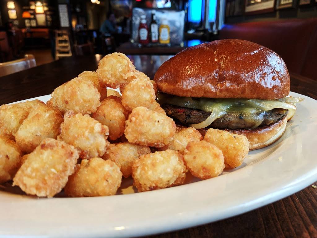 Daily Bar & Grill | restaurant | 4560 N Lincoln Ave, Chicago, IL 60625, USA | 7735616198 OR +1 773-561-6198