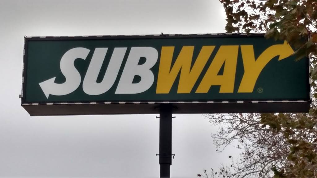 Subway | restaurant | 5800 S Lewis Ave, Tulsa, OK 74105, USA | 9187944398 OR +1 918-794-4398