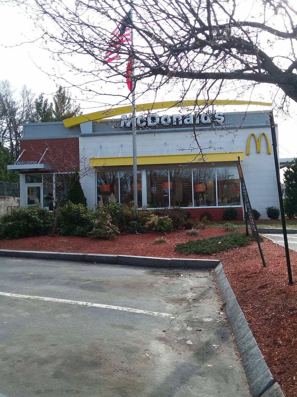 McDonalds | cafe | 995 Main St, Worcester, MA 01603, USA | 5087575357 OR +1 508-757-5357