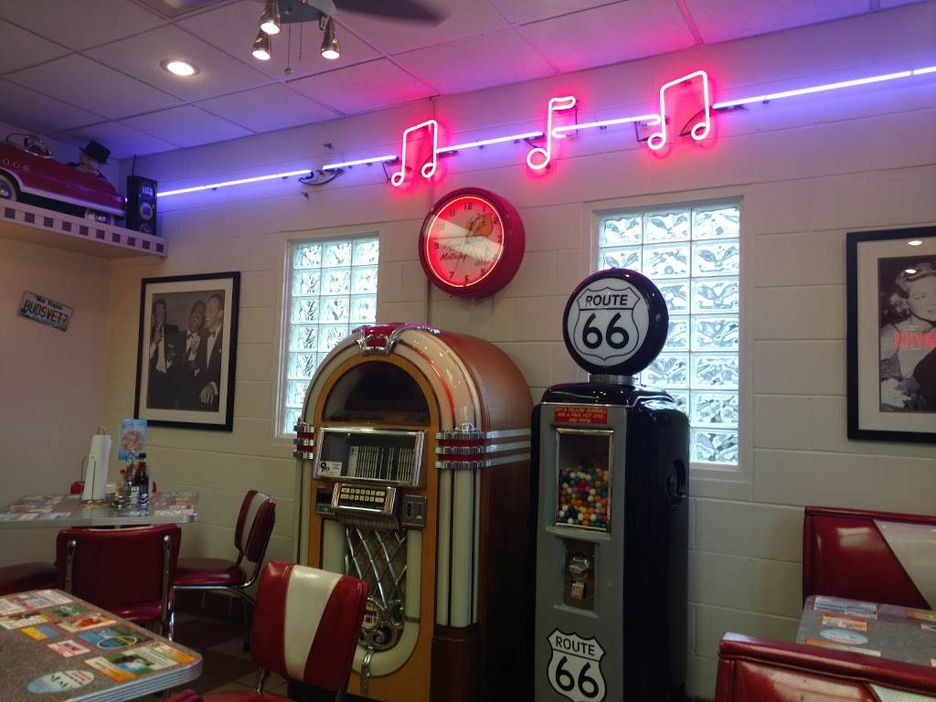 Daves Famous T & L Hot Dogs | restaurant | 1202 E Pike St, Clarksburg, WV 26301, USA | 3046223994 OR +1 304-622-3994