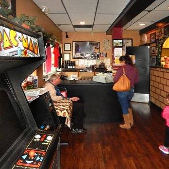 Mama Ciminos Pizza | restaurant | 131 N Wells St, Lake Geneva, WI 53147, USA | 2623489077 OR +1 262-348-9077