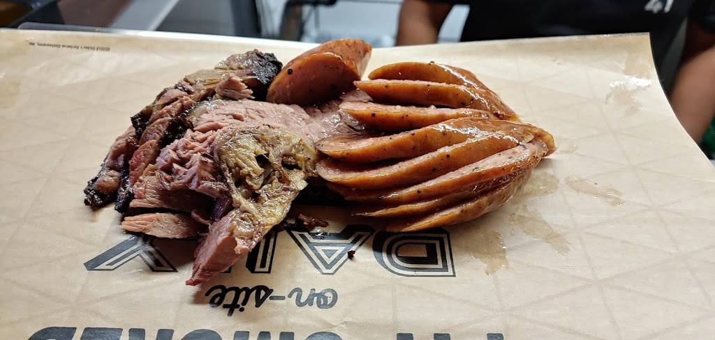 Dickeys Barbecue Pit | restaurant | 4610 N Central Expy, Dallas, TX 75206, USA | 2143704550 OR +1 214-370-4550